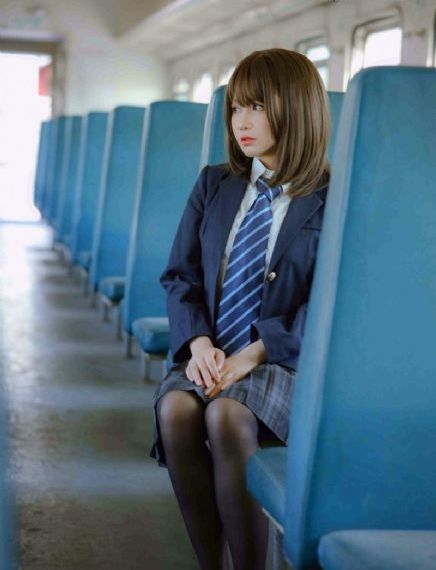 在窗户边抽烟烟会往屋里走_4K高清完整版播放